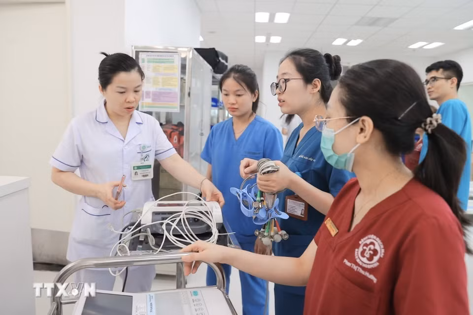 Nhân viên y tế của Bệnh viện Bạch Mai đã túc trực tại các Khoa, phòng sắp xếp lại thiết bị, dụng cụ phục vụ khám chữa bệnh; chuẩn bị các chủng loại thuốc lên kệ tại nhà thuốc để sẵn sàng phục vụ người bệnh. (Ảnh: Minh Quyết/TTXVN)