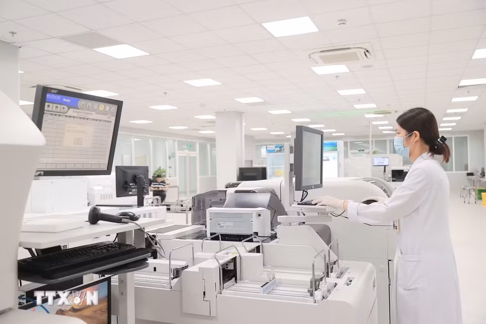 Tại phòng Xét nghiệm huyết học và truyền máu, Khoa Hóa sinh, bệnh viện được trang bị hệ thống Cobas pro - nền tảng xét nghiệm tích hợp thế hệ mới nhất dành cho các phòng xét nghiệm. Đây là nền tảng mô đun linh hoạt, có khả năng tích hợp đồng thời xét nghiệm sinh hóa lâm sàng, miễn dịch và điện giải đồ trên cùng một dàn máy tự động hóa cao, với tổng công suất lên đến 4.400 xét nghiệm/giờ. (Ảnh: Minh Quyết/TTXVN)