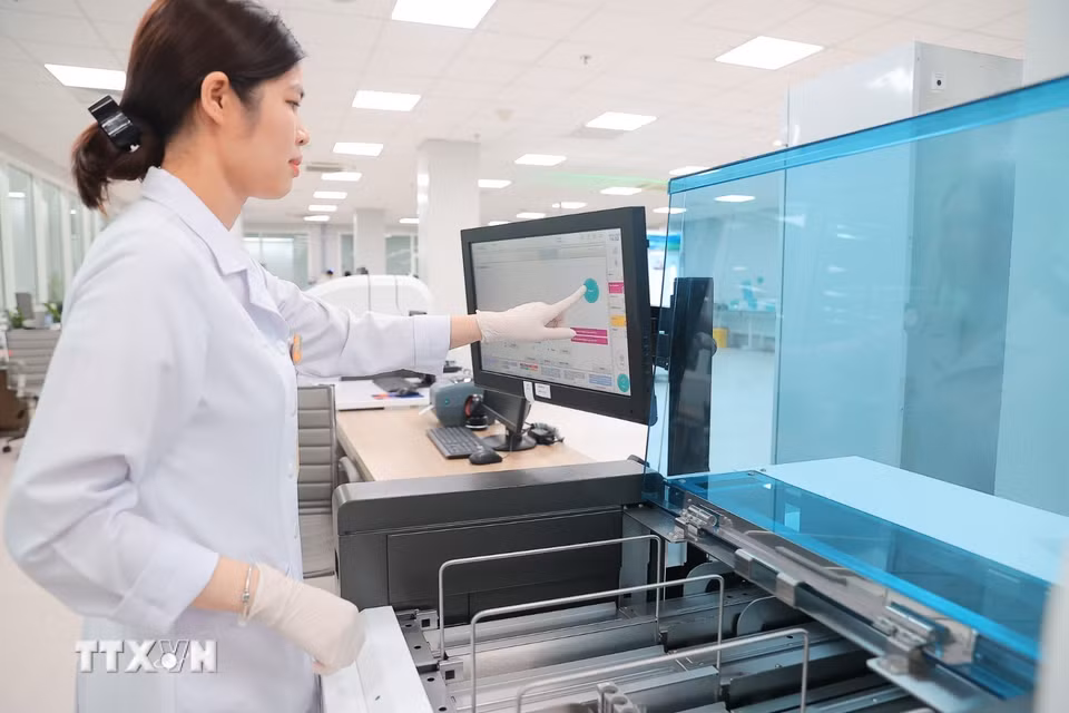 Tại phòng Xét nghiệm huyết học và truyền máu, Khoa Hóa sinh, bệnh viện được trang bị hệ thống Cobas pro - nền tảng xét nghiệm tích hợp thế hệ mới nhất dành cho các phòng xét nghiệm. Đây là nền tảng mô đun linh hoạt, có khả năng tích hợp đồng thời xét nghiệm sinh hóa lâm sàng, miễn dịch và điện giải đồ trên cùng một dàn máy tự động hóa cao, với tổng công suất lên đến 4.400 xét nghiệm/giờ. (Ảnh: Minh Quyết/TTXVN)