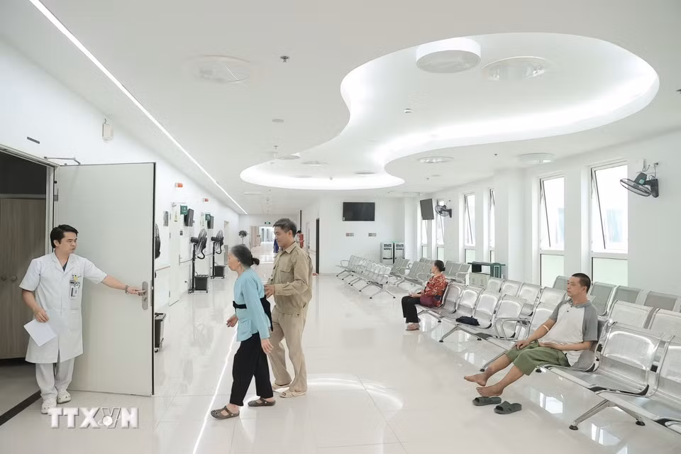 Nhân dịp đi vào hoạt động, bệnh viện phối hợp với tỉnh Ninh Bình triển khai chương trình khám sức khỏe miễn phí theo Nghị quyết 72 của Bộ Chính trị cho khoảng 5.000 người thuộc diện chính sách trên địa bàn tỉnh đến ngày 2/7. Danh sách các đối tượng được khám sẽ được thực hiện trên cơ sở đề xuất từ các cấp chính quyền địa phương. (Ảnh: Minh Quyết/TTXVN)