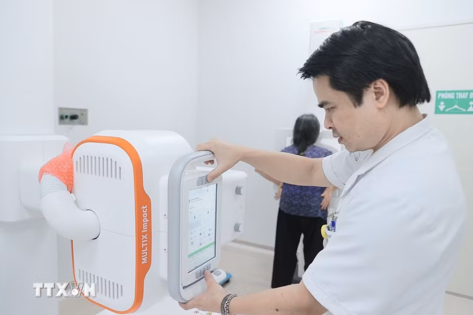 Về cơ sở vật chất, Bệnh viện Bạch Mai cơ sở Ninh Bình là một trong những bệnh viện hiện đại nhất hiện nay với hệ thống hạ tầng đồng bộ, khang trang, hiện đại, các hệ thống phòng mổ, hồi sức tích cực, chẩn đoán hình ảnh, xét nghiệm, cấp cứu và điều trị được đầu tư theo tiêu chuẩn tiên tiến. (Ảnh: Minh Quyết/TTXVN)