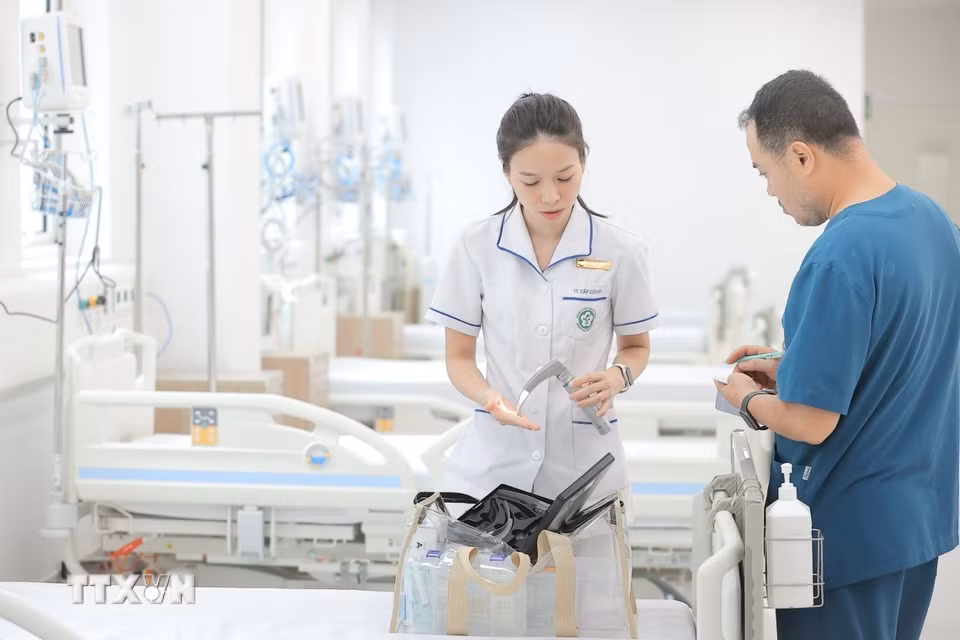 Nhân viên y tế của Bệnh viện Bạch Mai đã túc trực tại các Khoa, phòng sắp xếp lại thiết bị, dụng cụ phục vụ khám chữa bệnh; chuẩn bị các chủng loại thuốc lên kệ tại nhà thuốc để sẵn sàng phục vụ người bệnh. (Ảnh: Minh Quyết/TTXVN)