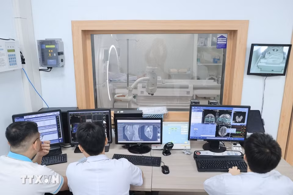 Phòng chụp cộng hưởng từ sử dụng trang thiết bị hiện đại. (Ảnh: Minh Quyết/TTXVN)