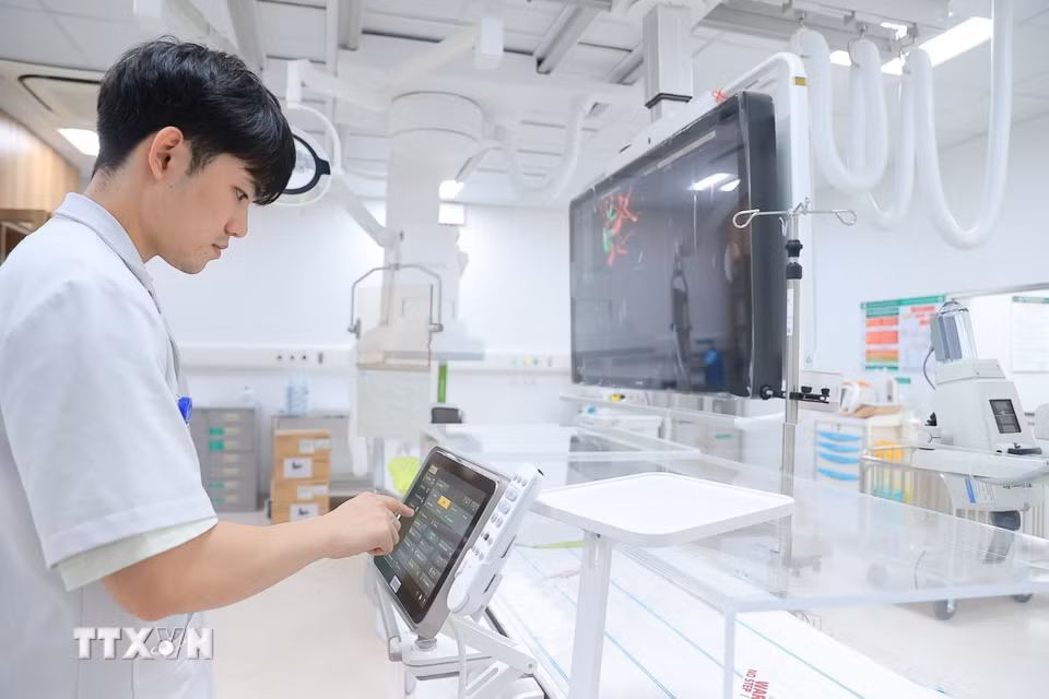 Bệnh viện được trang bị dòng máy DSA hiện đại nhất hiện nay, có thể triển khai đầy đủ các kỹ thuật can thiệp chuyên sâu. Đặc biệt, hệ thống được tích hợp các công nghệ trí tuệ nhân tạo (AI), hỗ trợ tái tạo hình ảnh, lập bản đồ mạch máu, giúp bác sỹ xác định chính xác vị trí tổn thương, lựa chọn phương án điều trị tối ưu và nâng cao hiệu quả can thiệp cho người bệnh. (Ảnh: Minh Quyết/TTXVN)