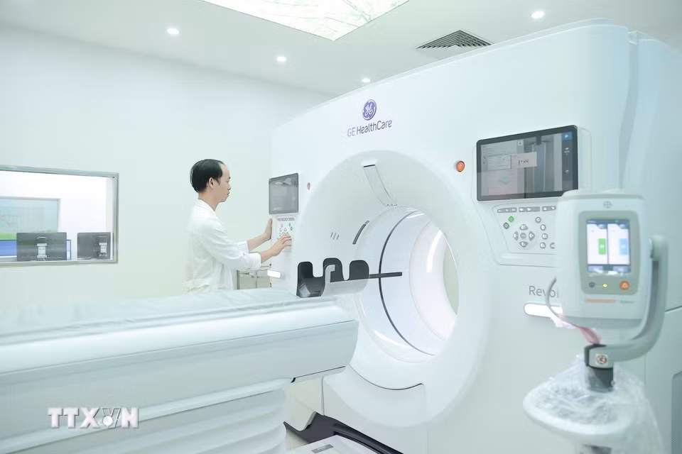 Trong lĩnh vực chẩn đoán hình ảnh, bệnh viện được trang bị máy chụp cắt lớp vi tính CT 512 lát cắt, một trong những dòng máy hiện đại nhất hiện nay, phục vụ hiệu quả cho công tác cấp cứu và điều trị. Các thông số được thiết lập và vận hành với sự hỗ trợ của trí tuệ nhân tạo (AI), giúp rút ngắn thời gian thực hiện và nâng cao độ chính xác. (Ảnh: Minh Quyết/TTXVN)