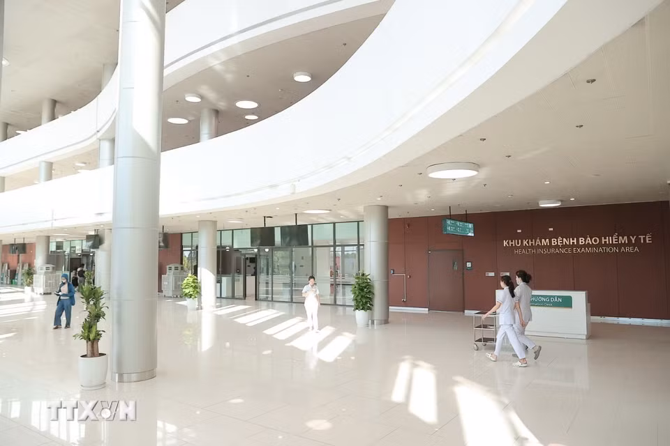 Về cơ sở vật chất, Bệnh viện Bạch Mai cơ sở Ninh Bình là một trong những bệnh viện hiện đại nhất hiện nay với hệ thống hạ tầng đồng bộ, khang trang, hiện đại, các hệ thống phòng mổ, hồi sức tích cực, chẩn đoán hình ảnh, xét nghiệm, cấp cứu và điều trị được đầu tư theo tiêu chuẩn tiên tiến. (Ảnh: Minh Quyết/TTXVN)