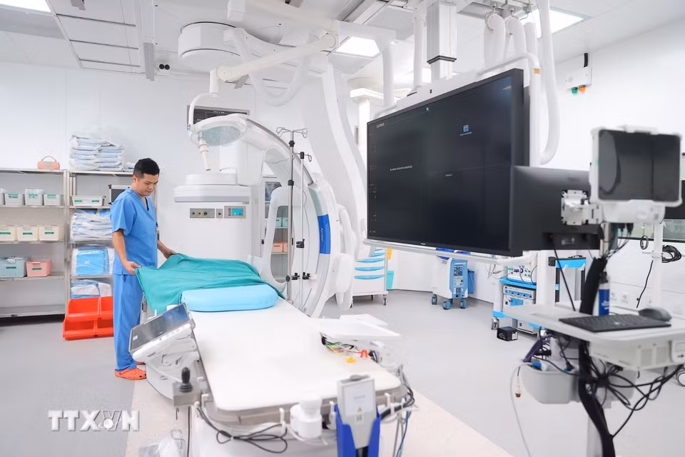 Tại phòng chụp mạch và can thiệp số hóa xóa nền (DSA), bệnh viện trang bị hệ thống DSA thế hệ mới, có khả năng thực hiện đồng thời các kỹ thuật can thiệp thần kinh và can thiệp mạch ngoại biên. Đối với lĩnh vực thần kinh, hệ thống hỗ trợ điều trị nhiều bệnh lý phức tạp như phình động mạch não, dị dạng mạch máu não... (Ảnh: Minh Quyết/TTXVN)