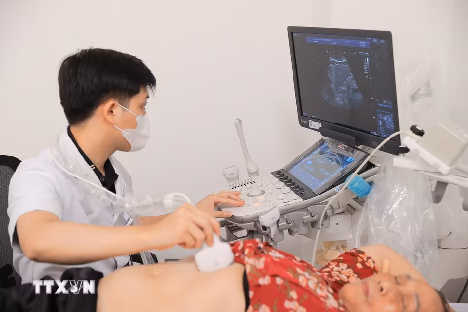 Nhân dịp đi vào hoạt động, bệnh viện phối hợp với tỉnh Ninh Bình triển khai chương trình khám sức khỏe miễn phí theo Nghị quyết 72 của Bộ Chính trị cho khoảng 5.000 người thuộc diện chính sách trên địa bàn tỉnh đến ngày 2/7. Danh sách các đối tượng được khám sẽ được thực hiện trên cơ sở đề xuất từ các cấp chính quyền địa phương. (Ảnh: Minh Quyết/TTXVN)