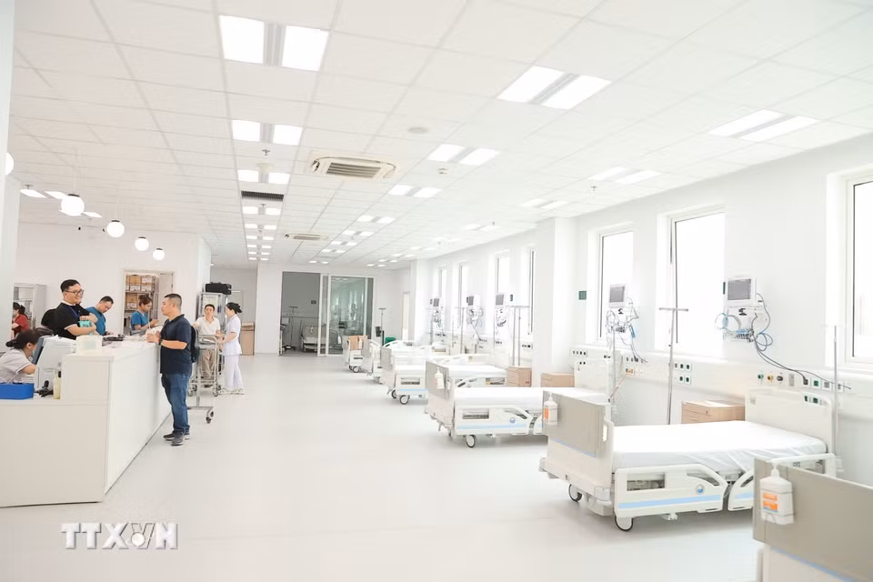 Với quy mô 1.000 giường bệnh, để chuẩn bị cho việc đưa vào hoạt động, đơn vị đã chủ động bố trí nguồn nhân lực, trang thiết bị và các điều kiện cần thiết nhằm sẵn sàng vận hành ngay từ giai đoạn đầu. (Ảnh: Minh Quyết/TTXVN)