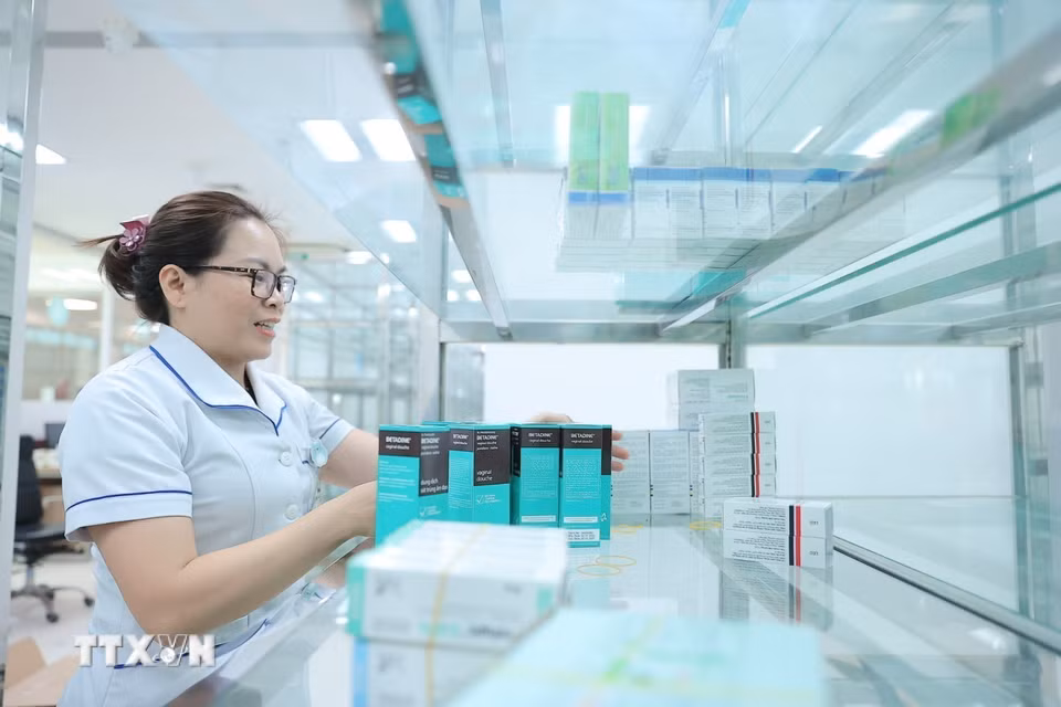 Nhân viên y tế của Bệnh viện Bạch Mai đã túc trực tại các Khoa, phòng sắp xếp lại thiết bị, dụng cụ phục vụ khám chữa bệnh; Bày các chủng loại thuốc lên kệ tại nhà thuốc để sẵn sàng phục vụ người bệnh. (Ảnh: Minh Quyết/TTXVN)