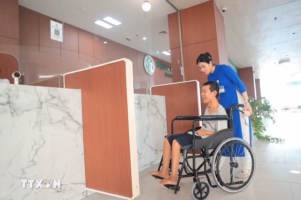 Ngay trong ngày 24/6/2026, Bệnh viện Bạch Mai cơ sở Ninh Bình đã tổ chức chương trình khám sức khỏe miễn phí cho người khuyết tật, các đối tượng yếu thế trong xã hội và những người thuộc diện được hưởng chính sách ưu đãi, hỗ trợ của Nhà nước. (Ảnh: Minh Quyết/TTXVN)