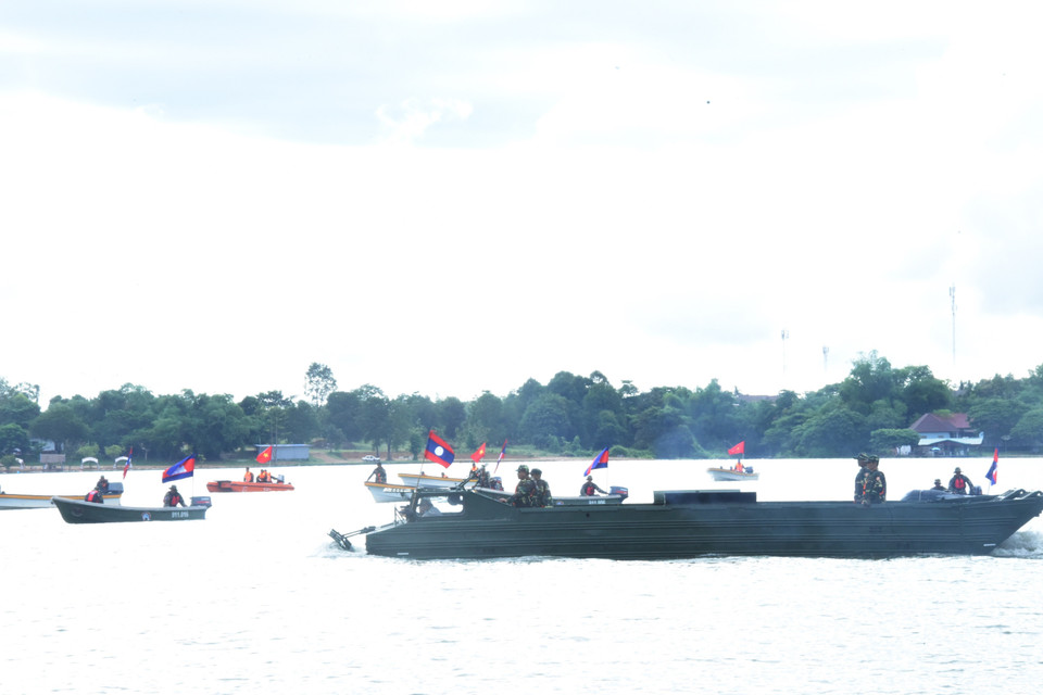 Lực lượng hỗn hợp ba nước Việt Nam-Lào-Campuchia phối hợp tuần tra, tìm kiếm người gặp nạn trong khu vực lũ lụt. (Ảnh: Xuân Tú/TTXVN)