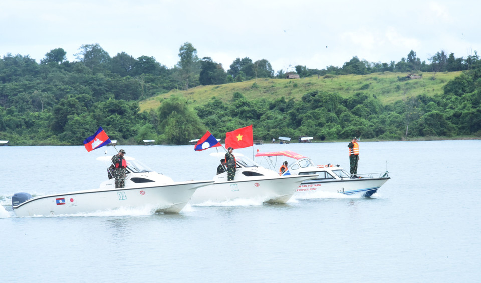 Lực lượng tham gia diễn tập Việt Nam-Lào-Campuchia phối hợp tuần tra, tìm kiếm người gặp nạn bằng xuồng máy. (Ảnh: Xuân Tú/TTXVN)