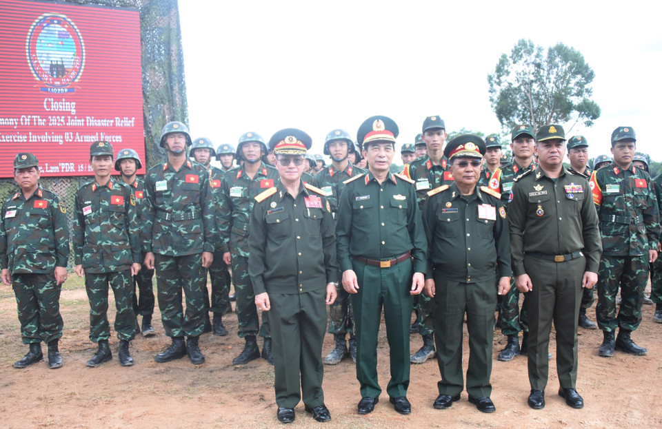 Từ trái sang: Bộ trưởng Bộ Quốc phòng Lào Khamlieng Outhakaysone, Bộ trưởng Quốc phòng Việt Nam Phan Văn Giang, Phó Thủ tướng Chính phủ Lào Chansanmone Chanyalath và Bộ trưởng Bộ Quốc phòng Campuchia Tea Seiha, chụp ảnh cùng lực lượng Campuchia tham gia Diễn tập. (Ảnh: Xuân Tú/TTXVN)