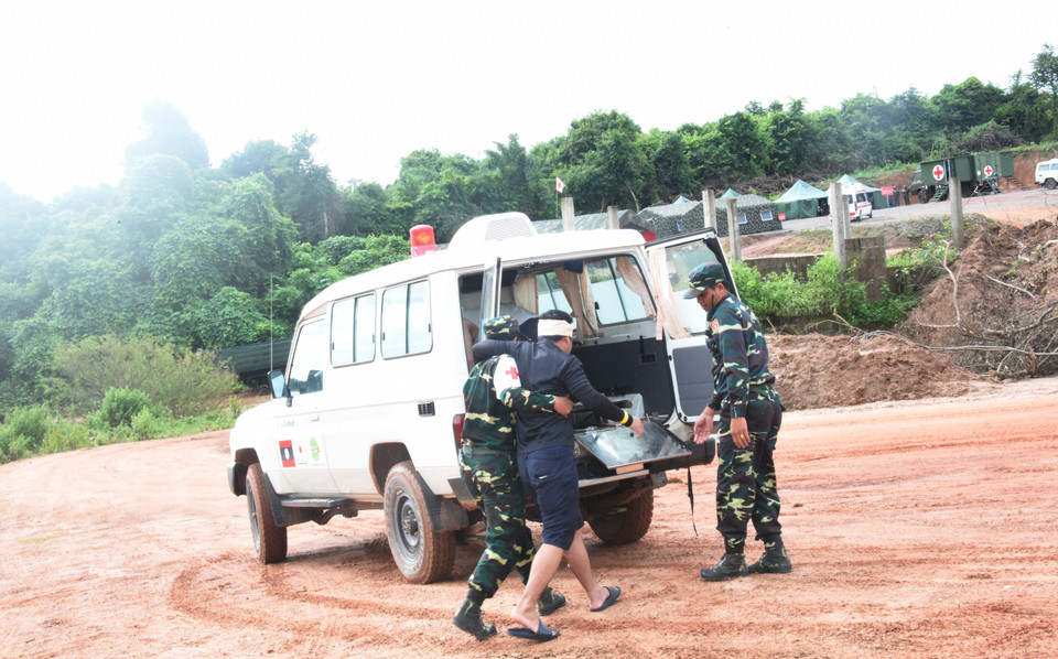 Vận chuyển nạn nhân đến bệnh viện dã chiến. (Ảnh: Xuân Tú/TTXVN)