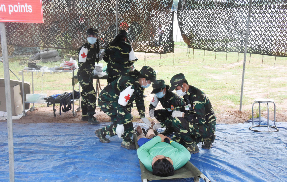 Lực lượng quân y thực hiện sơ cứu ban đầu. (Ảnh: Xuân Tú/TTXVN)