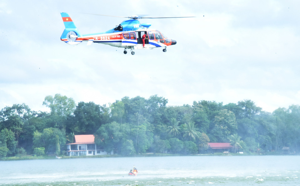 Trực thăng Việt Nam tham gia diễn tập thực hiện tình huống cứu hộ trên sông. (Ảnh: Xuân Tú/TTXVN)