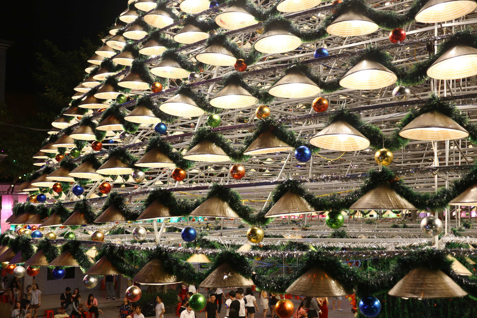 Hàng ngàn chiếc nón lá được xếp thành hình cây thông Noel độc đáo ở Đồng Nai. (Ảnh: Lê Xuân/TTXVN)