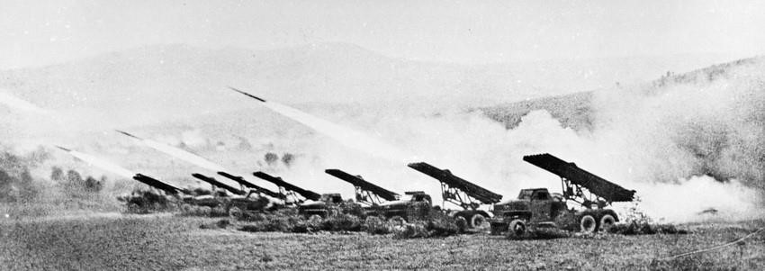 Loạt đạn của những khẩu đội tên lửa Kachiusa trong Chiến tranh thế giới thứ hai. (Ảnh: Tư liệu Quốc tế/TTXVN)