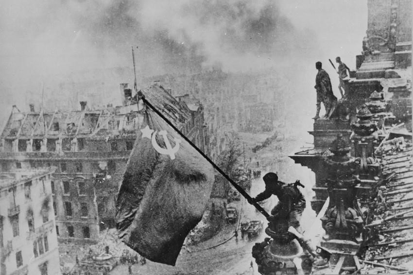 Ngày 16/4/1945, Hồng quân Liên Xô mở trận tấn công vào Berlin, sào huyệt cuối cùng của phát xít Đức và đến chiều 30/4/1945 đã chiếm được Nhà Quốc hội Đức, cắm lá cờ chiến thắng lên nóc tòa nhà này. (Ảnh: Tư liệu Quốc tế/TTXVN)