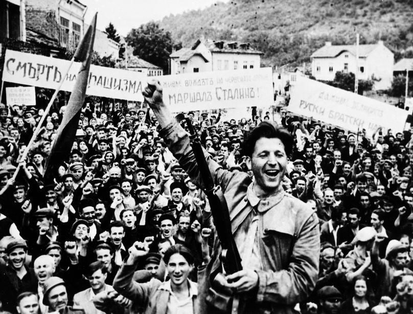 Nhân dân thành phố Lovech (Bulgaria) chào đón Hồng quân Liên Xô tiến vào giải phóng thành phố (tháng 9/1944). (Ảnh: Tư liệu quốc tế/TTXVN)
