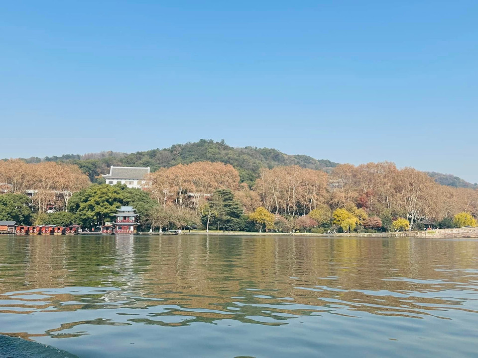 Tây Hồ được bảo tồn bởi những kế hoạch cải tạo, trùng tu. Với những công trình kiến trúc xung quanh nét cổ kính, trải qua bao thăng trầm của thời gian và được lưu giữ đến bây giờ.(Ảnh: Anh Quang/Vietnam+)