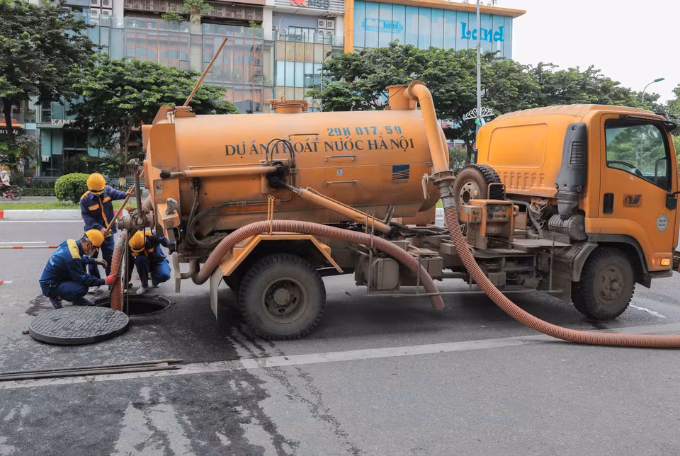 Tuyến cống ngầm này dài khoảng 4km, bắt đầu từ khu vực Hoàng Minh Thảo, nối tiếp qua đường Võ Chí Công và chạy dọc dẫn về sông Tô Lịch. Đây là công trình trọng điểm nhằm chống úng ngập cho các khu đô thị phía Tây. (Ảnh: Phan Phương/ TTXVN)