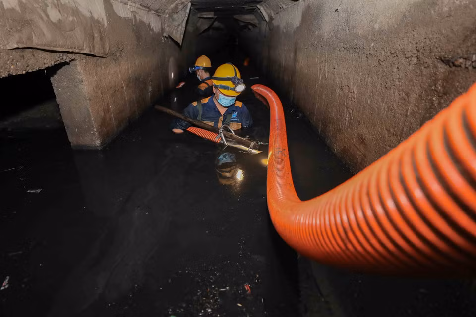 3 năm kinh nghiệm, anh Nguyễn Duy Thịnh (Tổ cơ giới 6, Công ty Thoát nước Hà Nội) ngày ngày vẫn miệt mài nhiều giờ dưới lòng kênh, bảo vệ tuyến thoát nước huyết mạch phía Tây Thủ đô. (Ảnh: Phan Phương/TTXVN)