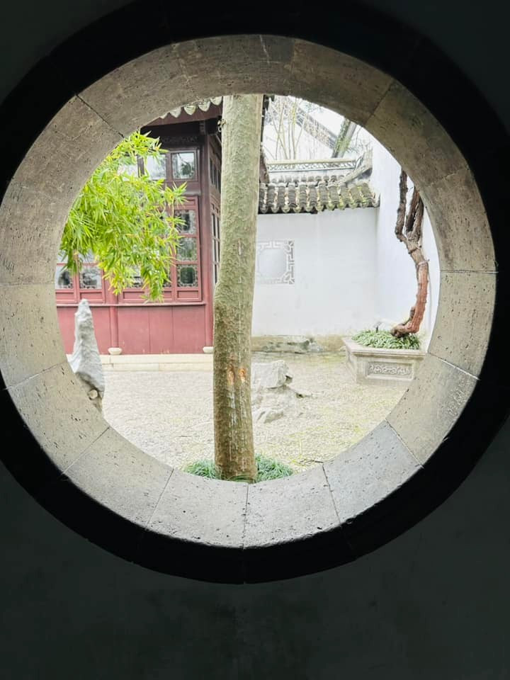 Ngoài những kiến trúc đậm chất cổ thì không gian thiên nhiên tại Sư Tử Lâm cũng rất đỗi thơ mộng, làm bao nhiêu thế hệ du khách phải xao xuyến quên lối về. (Ảnh: Anh Quang/Vietnam+)