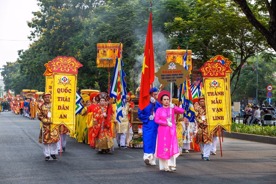 Với đoạn đường hơn 2km, đoàn cung nghinh với các hương án, nghi trượng rực rỡ cùng hàng trăm thanh đồng, tín hữu trong sắc phục khăn chầu, áo ngự đã tạo nên một không gian lễ hội đầy trang nghiêm. (Ảnh: Vân Chi/TTXVN phát)