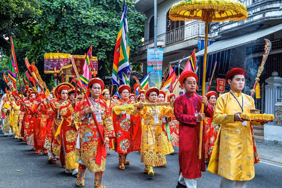 Lễ hội Điện Huệ Nam là sinh hoạt truyền thống mang yếu tố văn hoá tâm linh thờ phụng Thánh Mẫu Thiên Y A Na, được tổ chức vào tháng Ba và tháng Bảy âm lịch hằng năm. Đây là một trong những sự kiện văn hóa tâm linh tiêu biểu của xứ Huế. (Ảnh: Vân Chi/TTXVN phát)