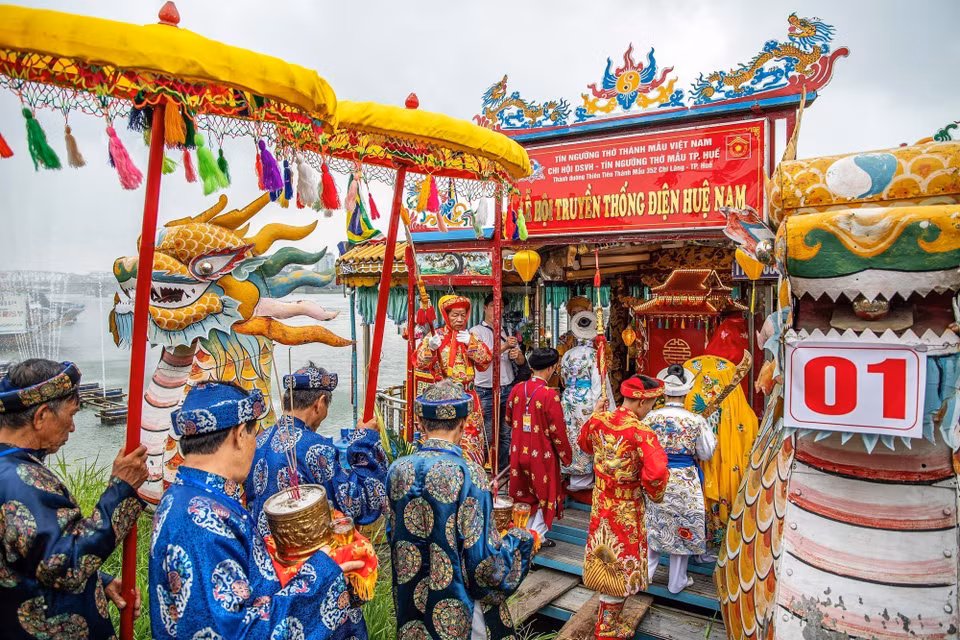 Các đạo ngự lần lượt xuống thuyền rồng, cung nghinh Thánh Mẫu ngược dòng Hương Giang về phía Điện Huệ Nam. (Ảnh: Vân Chi/TTXVN phát)