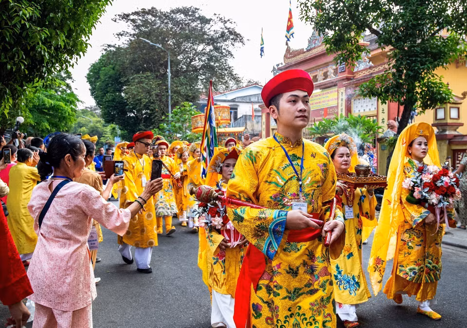 Đạo ngự Thánh Mẫu Thủy Cung trong đoàn rước Mẫu. (Ảnh: Vân Chi/TTXVN phát)