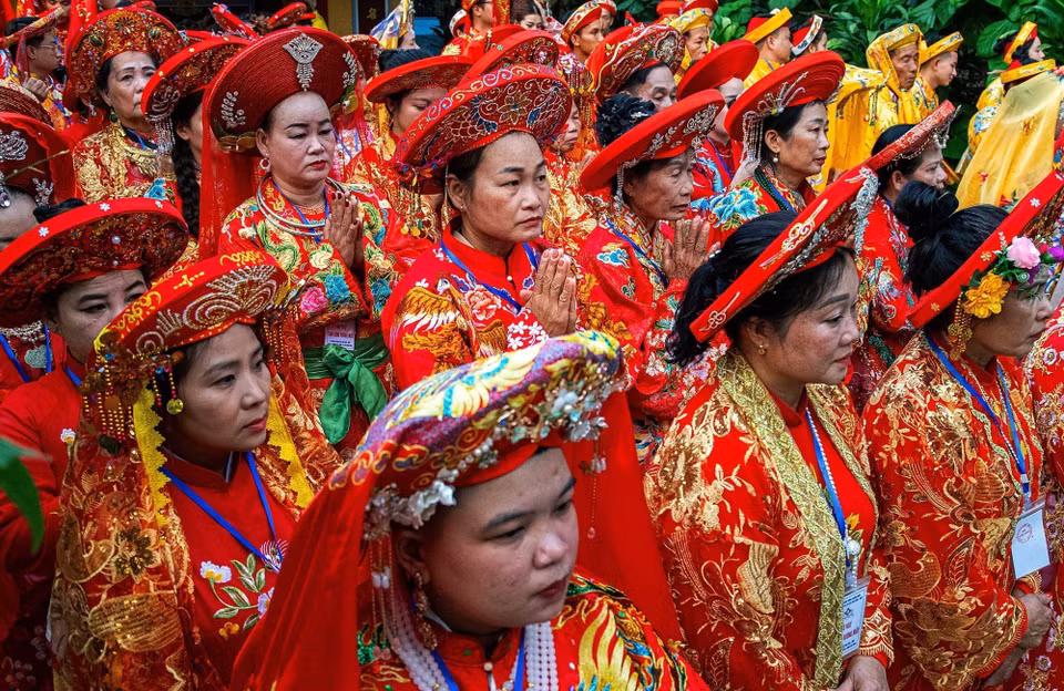 Đoàn rước sẵn sàng với hàng trăm thanh đồng và tín hữu Đạo Mẫu. (Ảnh: Vân Chi/TTXVN phát)