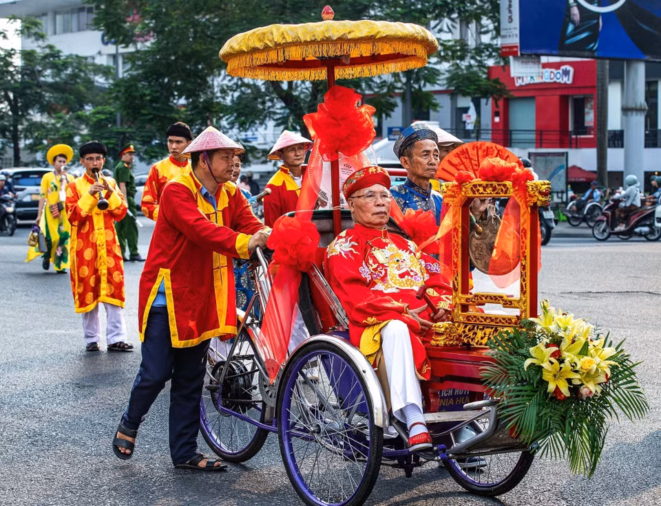Nghệ nhân ưu tú Lê Văn Ngộ - Chủ tịch Chi hội Di sản văn hóa tín ngưỡng thờ Thánh Mẫu TP Huế, Trưởng ban Bảo trợ di tích Điện Huệ Nam trong đoàn rước. (Ảnh: Vân Chi/TTXVN phát)