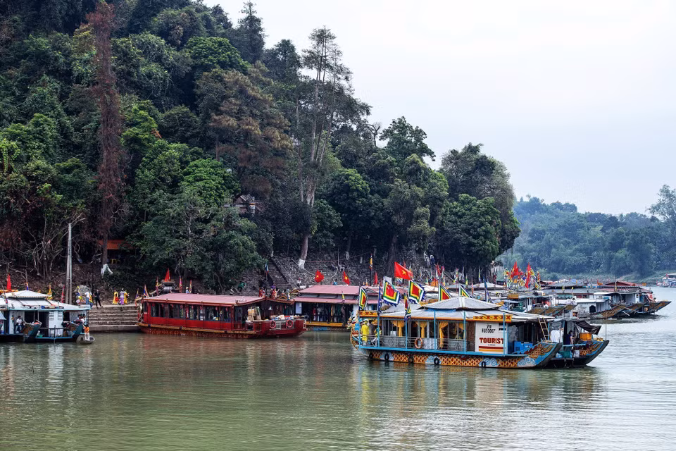 Các bằng, án cập bến dưới chân Điện Huệ Nam. Tọa lạc trên núi Ngọc Trản bên bờ sông Hương, đây là di tích tâm linh thờ Thánh Mẫu Thiên Y A Na, Nữ thần Ponagar, cùng nhiều vị thần khác. (Ảnh: Vân Chi/TTXVN phát)