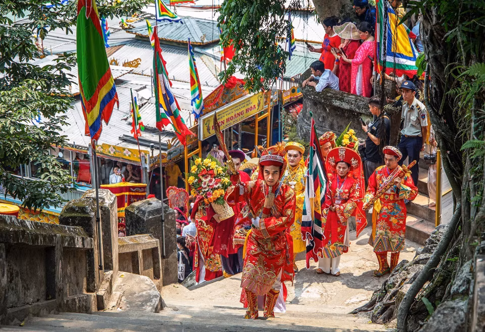 Đoàn rước cung nghinh Thánh Mẫu và Hội đồng Tứ phủ vào Chánh điện Huệ Nam. (Ảnh: Vân Chi/TTXVN phát)