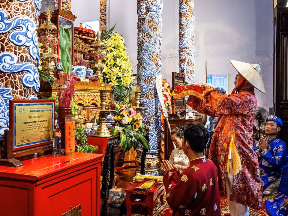 Trong trang phục truyền thống, các bậc bô lão thực hiện những nghi thức cuối cùng tại lễ Chánh tế và Hoàn tạ, chính thức khép lại Lễ hội Điện Huệ Nam 2026. (Ảnh: Vân Chi/TTXVN phát)