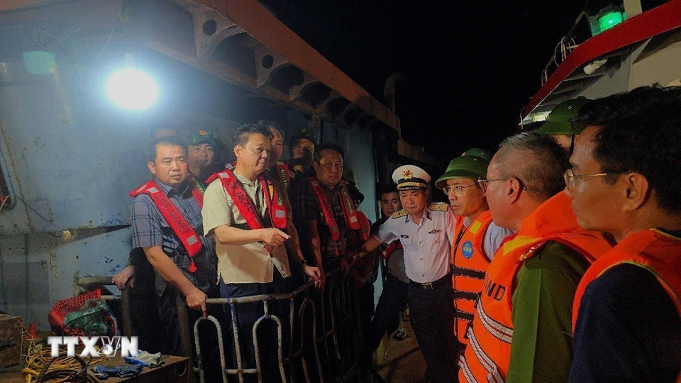 Phó Thủ tướng Chính phủ Trần Hồng Hà chỉ đạo công tác cứu hộ cứu nạn tàu du lịch bị lật. (Ảnh: Thanh Vân/TTXVN)