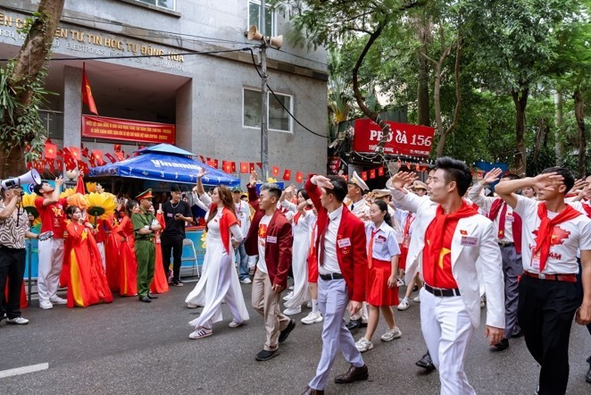 Sau khi tiếp dinh dưỡng tại các điểm tiếp ứng của Vinamilk, đoàn diễu hành tiếp tục nhiệm vụ trong sự cổ vũ của người dân hai bên đường. (Ảnh: Vi Nam/Vietnam+)