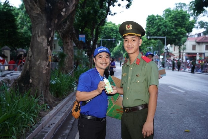 Những ngày vô cùng bận rộn nhưng cả chiến sỹ an ninh tham gia nhiệm vụ và nhân viên tiếp sức của Vinamilk đều được tái tạo năng lượng rất nhanh nhờ những sản phẩm dinh dưỡng của Vinamilk. (Ảnh: Vi Nam/Vietnam+)