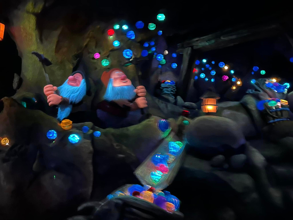 Bên trong trò chơi khám phá khu mỏ của 7 chú lùn. (Ảnh: Anh Quang/Vietnam+)