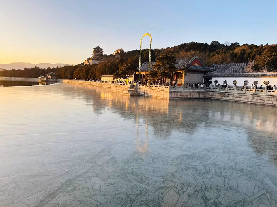 Có nhiều lịch sử ghi chép rằng Di Hòa viên được hình thành từ thời nhà Kim (1115 - 1234) với tuổi đời hàng trăm năm. Đến thời vua Càn Long năm 1750, ông đã chính thức xây dựng lại công trình này với tiền thân là Thanh Y viên. (Ảnh: Anh Quang/Vietnam+)