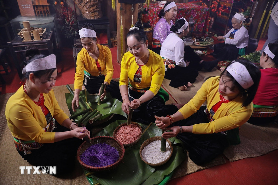 Công đoạn làm bánh chưng, bánh ống, cơm lam... thường là việc mà các phụ nữ Mường phải chuẩn bị. (Ảnh: Trọng Đạt/TTXVN)