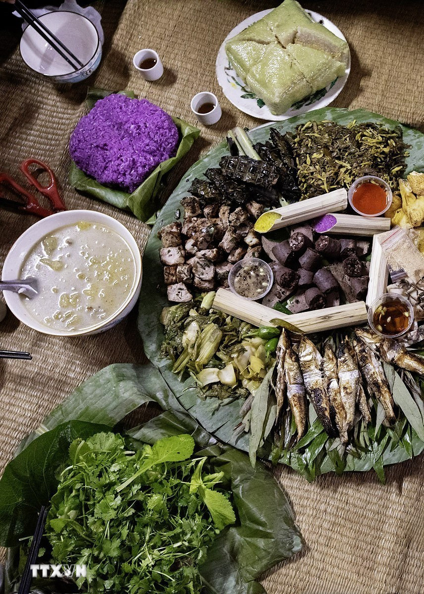 Mâm cỗ tết đủ đầy của người Mường tỉnh Phú Thọ. (Ảnh: Trọng Đạt/TTXVN)