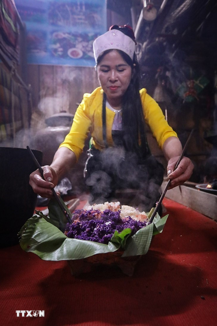 Xôi ngũ sắc được phụ nữ Mường đồ rất khéo léo và đẹp mắt. (Ảnh: Trọng Đạt/TTXVN)