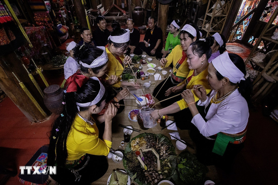 Phong tục uống rượu cần trong những ngày tết là một nét văn hóa truyền thống lâu đời của người Mường Phú Thọ. (Ảnh: Trọng Đạt/TTXVN)