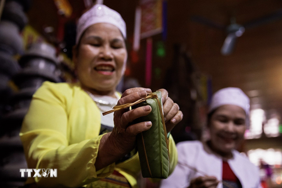 Các Mế Mường (phụ nữ cao tuổi) cùng nhau gói bánh chưng, bánh ống, ngày tết là ngày sum vầy là nét văn hóa đẹp của cộng đồng người Mường. (Ảnh: Trọng Đạt/TTXVN)
