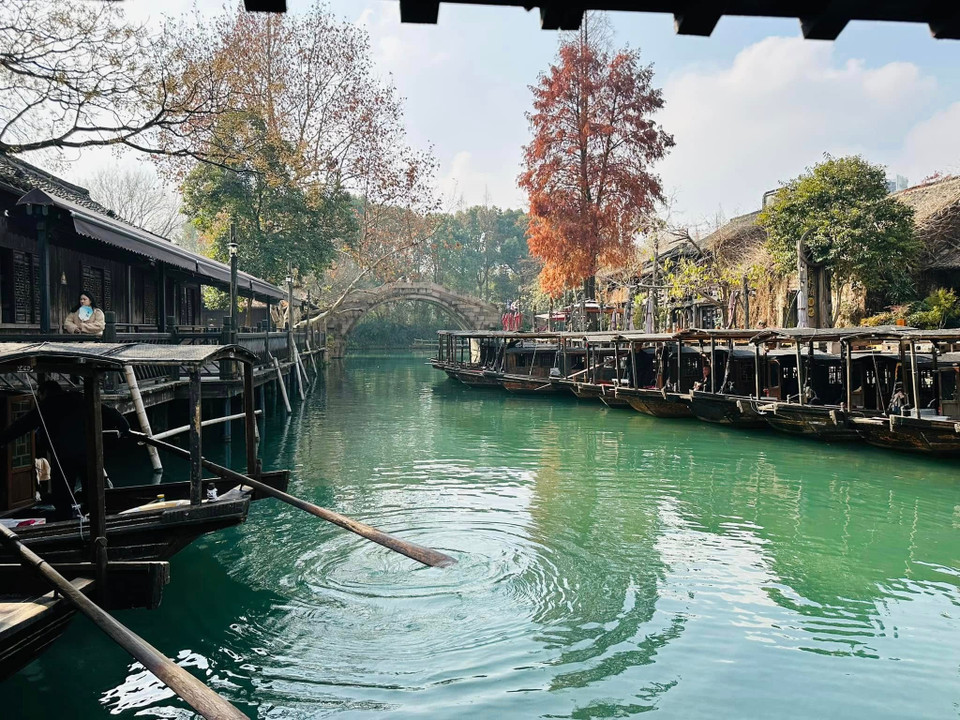 Thị trấn cổ này có chiều dài khoảng 2km, được chia thành 6 ngôi làng nhỏ theo đặc trưng của mỗi làng, gồm làng nghề truyền thống, làng nhà cổ truyền thống, làng văn hóa truyền thống, làng ẩm thực truyền thống, làng đồ uống truyền thống, xóm chợ ven sông truyền thống. (Ảnh: Anh Quang/Vietnam+)