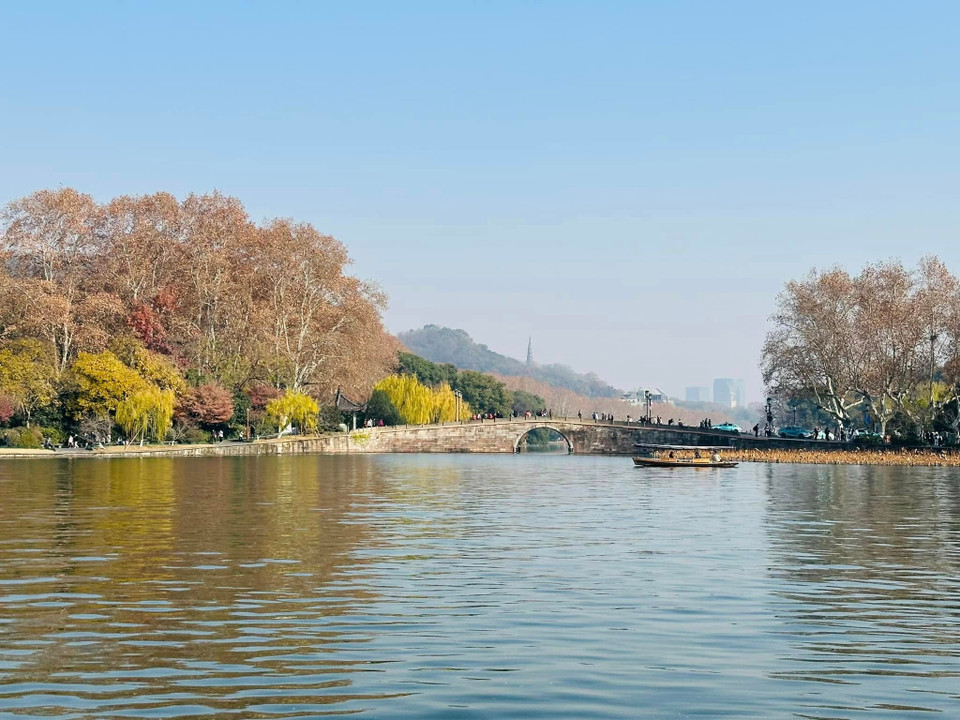 Tây Hồ tọa lạc tại phía tây của thành phố Hàng Châu, tỉnh Chiết Giang. Khung cảnh thiên nhiên thơ mộng, Tây Hồ là biểu tượng mỗi khi khách đến du lịch Hàng Châu. (Ảnh: Anh Quang/Vietnam+)